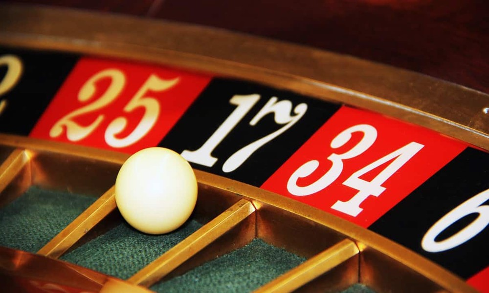 How do draw completion points align within online lottery?